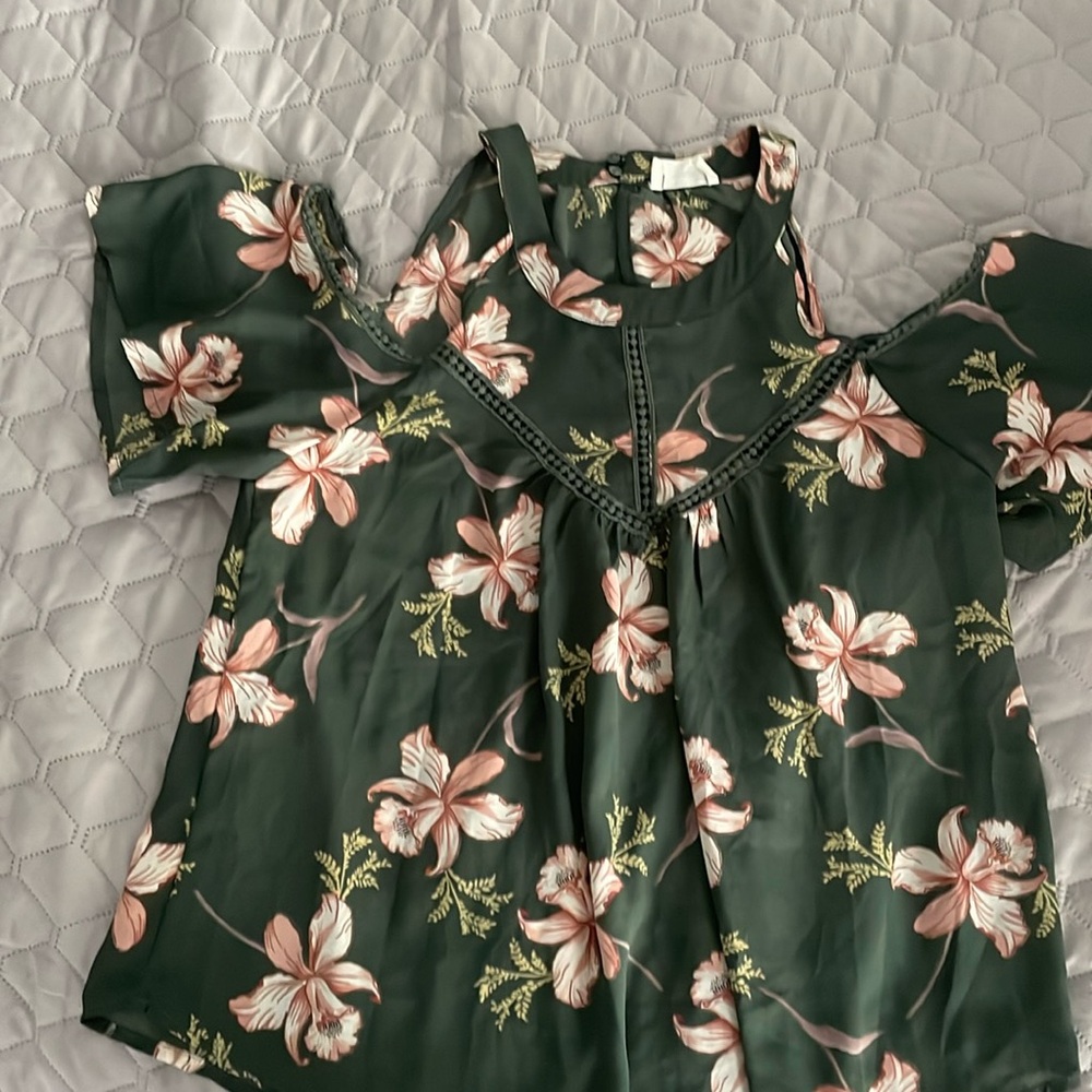 SOLD🌟Bundle 3/$30🌟 Pretty floral flirty blouse. Cold shoulder. Cute details.